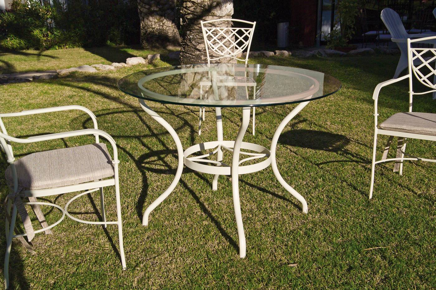 sillas de jardín y mesa con sobre de cristal cerámico