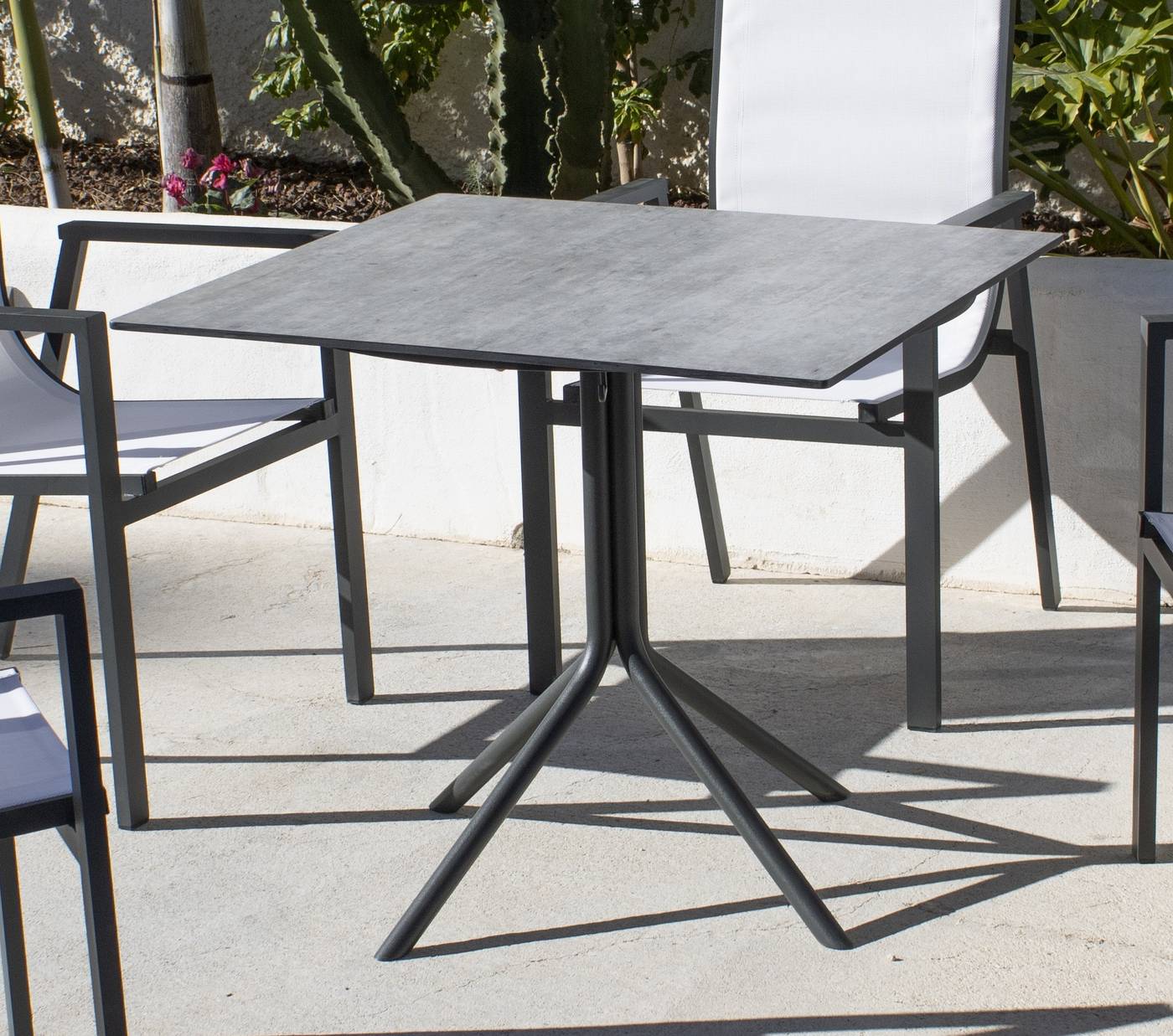 Mesa cuadrada para jardín o terraza, con patas ensambladas de aluminio y tablero HPL de 70 cm. Disponible en varios colores.